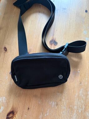 lululemon everywhere belt bag 1L (Black)